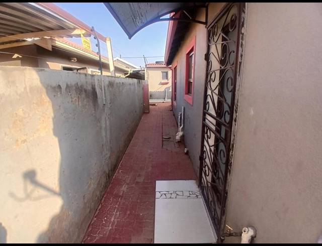 2 BEDROOM HOUSE FOR SALE IN MAHUBE VALLEY